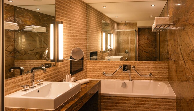 Radisson Blu Royal Hotel, Dublin - One Bedroom Suite with Balcony - Bathroom