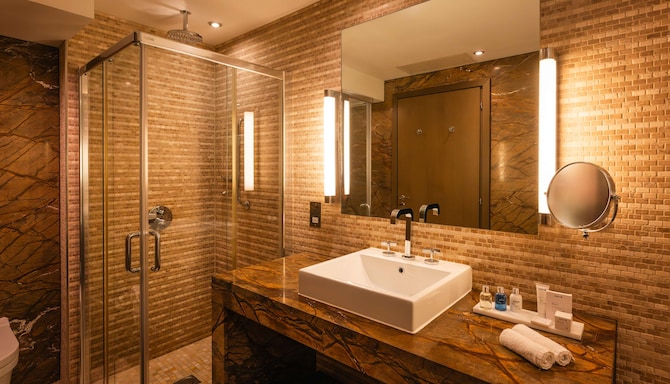 Radisson Blu Royal Hotel, Dublin - One Bedroom Suite with Balcony - Bathroom