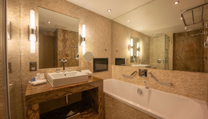 Radisson Blu Royal Hotel, Dublin - Junior Suite - Bathroom