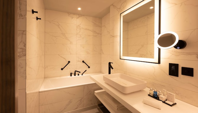 Radisson Blu Royal Hotel, Dublin - Junior Suite - Bathroom