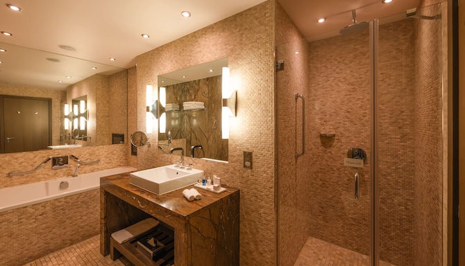Radisson Blu Royal Hotel, Dublin - Junior Suite with Balcony - Bathroom