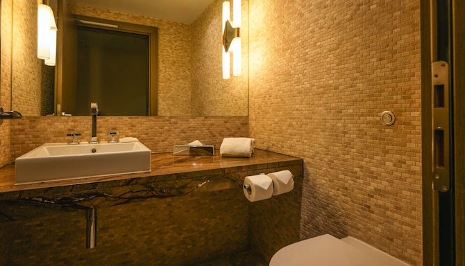 Radisson Blu Royal Hotel, Dublin - One Bedroom Suite - Bathroom