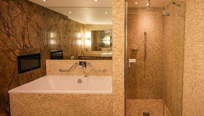 Radisson Blu Royal Hotel, Dublin - One Bedroom Suite - Bathroom