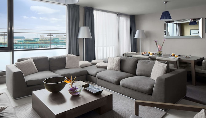 Radisson Blu Royal Hotel, Dublin - One Bedroom Suite with Balcony