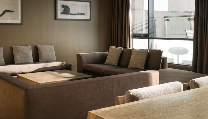 Radisson Blu Royal Hotel, Dublin - One Bedroom Suite with Balcony