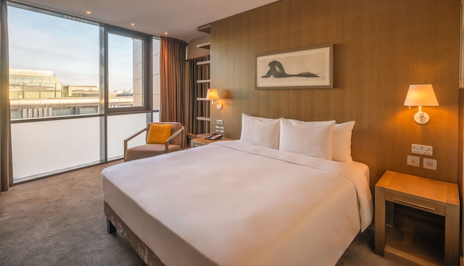 Radisson Blu Royal Hotel, Dublin - One Bedroom Suite with Balcony