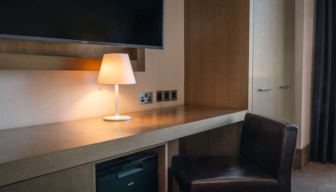 Radisson Blu Royal Hotel, Dublin - One Bedroom Suite with Balcony