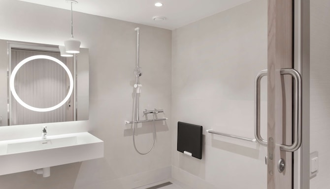Radisson Blu Royal Hotel, Helsinki - Accessible room bathroom