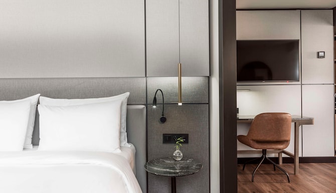 Radisson Blu Royal Viking Hotel, Stockholm, A Verified Net Zero Hotel - Junior suite bedroom