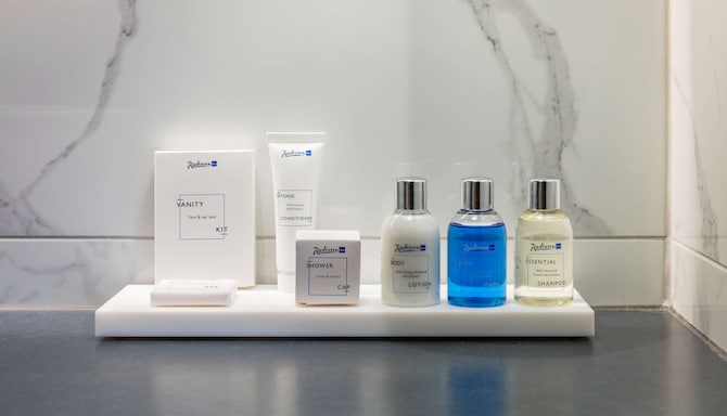 Radisson Blu Scandinavia Hotel, Copenhagen, A Verified Net Zero Hotel - Guest Room - Bathroom Amenities