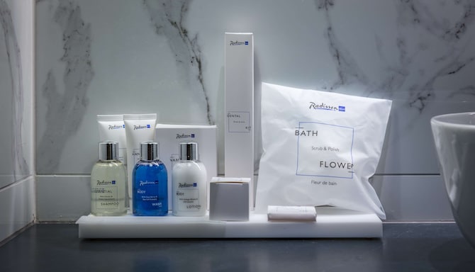 Radisson Blu Scandinavia Hotel, Copenhagen, A Verified Net Zero Hotel - Suite - Bathroom Amenities