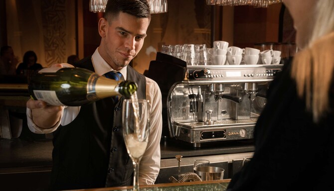 Radisson Blu Scandinavia Hotel, Copenhagen - Bartender på BusStop Bar