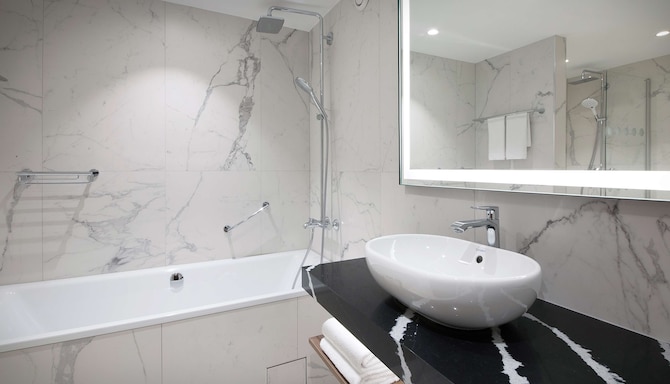 Radisson Blu Scandinavia Hotel Oslo - Marble bathroom