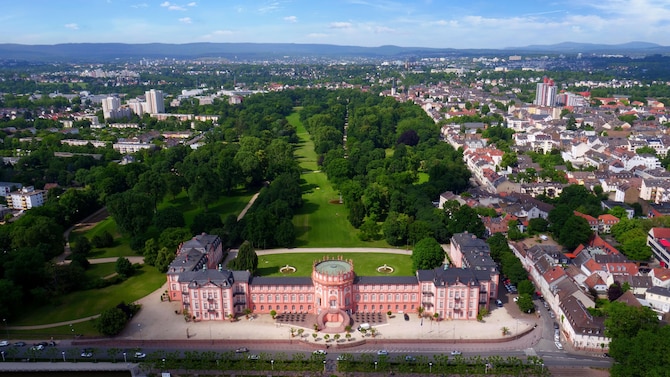 Radisson Blu Schwarzer Bock Hotel - Palace Biebrich and park - Photo by: Wiesbaden Tourist Information
