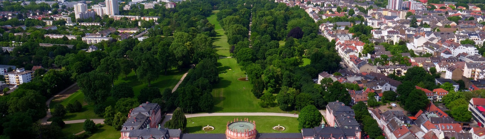Radisson Blu Schwarzer Bock Hotel - Palace Biebrich and park - Photo by: Wiesbaden Tourist Information