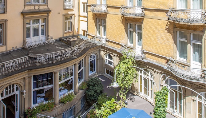 Radisson Blu Schwarzer Bock Hotel - منظر من غرفة الضيوف