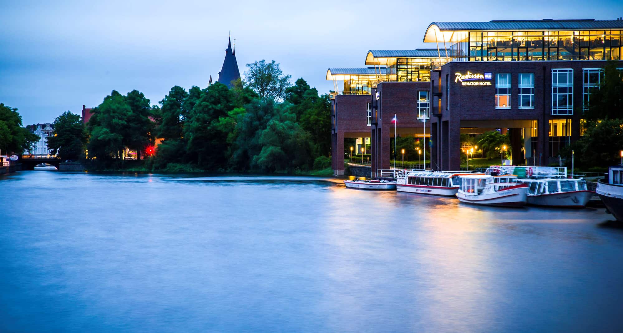 Radisson Blu Senator Hotel, L�beck - Hotel exterior view by night