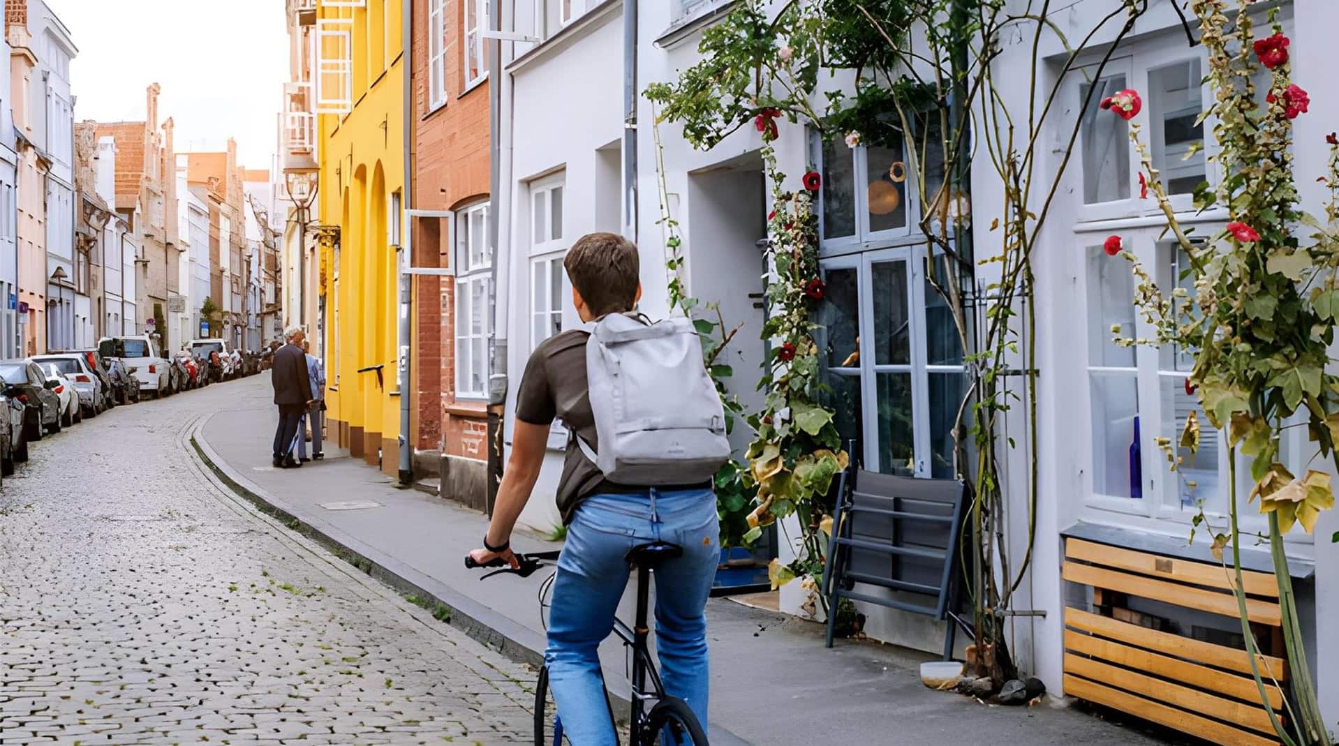 Radisson Blu Senator Hotel, Lübeck - Cyclist Luebeck Old Town