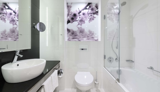 Radisson Blu Sobieski Hotel, Warsaw - Standard & Superior bathroom with bath