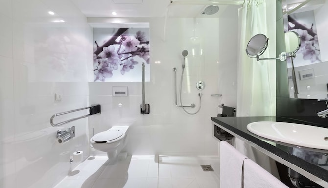 Radisson Blu Sobieski Hotel, Warsaw - Accessible bathroom