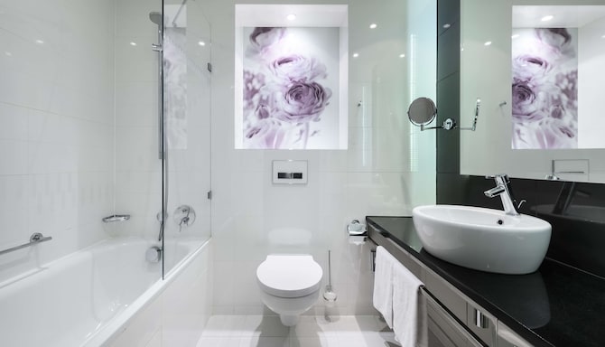 Radisson Blu Sobieski Hotel, Warsaw - Premium bathroom with bath