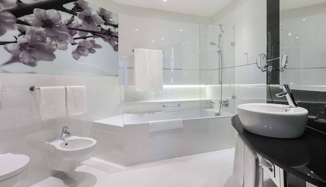 Radisson Blu Sobieski Hotel, Warsaw - Royal Suite - main bathroom