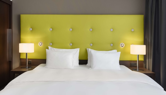 Radisson Blu Sobieski Hotel, Warsaw - Family Room - close bed view