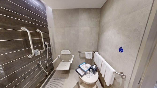 Radisson Blu Towers Kaushambi Delhi NCR - Deluxe Accesible Bathroom