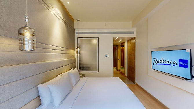 Radisson Blu Towers Kaushambi Delhi NCR - Superior King Room