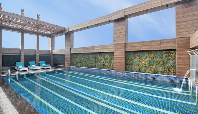 Radisson Blu Towers Kaushambi Delhi NCR - Pool