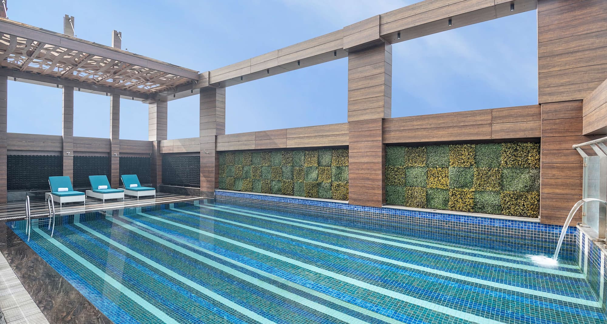 Radisson Blu Towers Kaushambi Delhi NCR - Pool