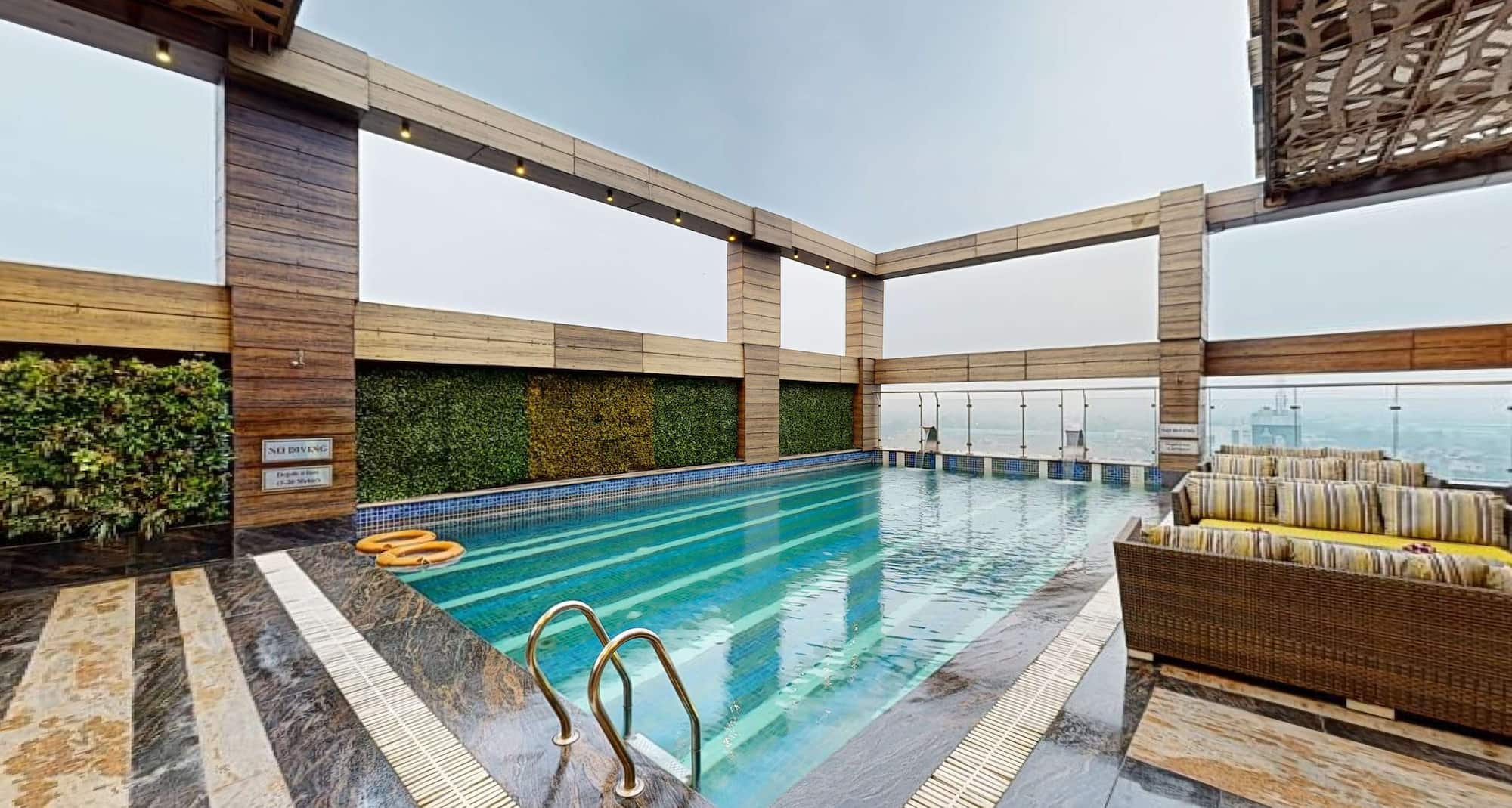 Radisson Blu Towers Kaushambi Delhi NCR - Pool