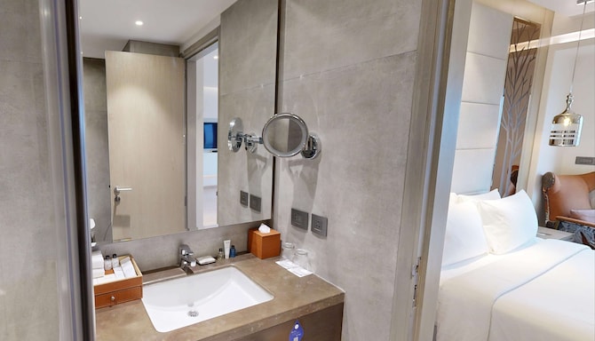 Radisson Blu Towers Kaushambi Delhi NCR - Exe Suite Bathroom