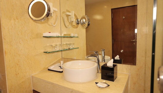Radisson Blu Udaipur Palace Resort and Spa - Bathroom