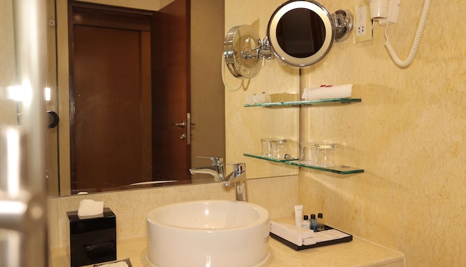 Radisson Blu Udaipur Palace Resort and Spa - Bathroom