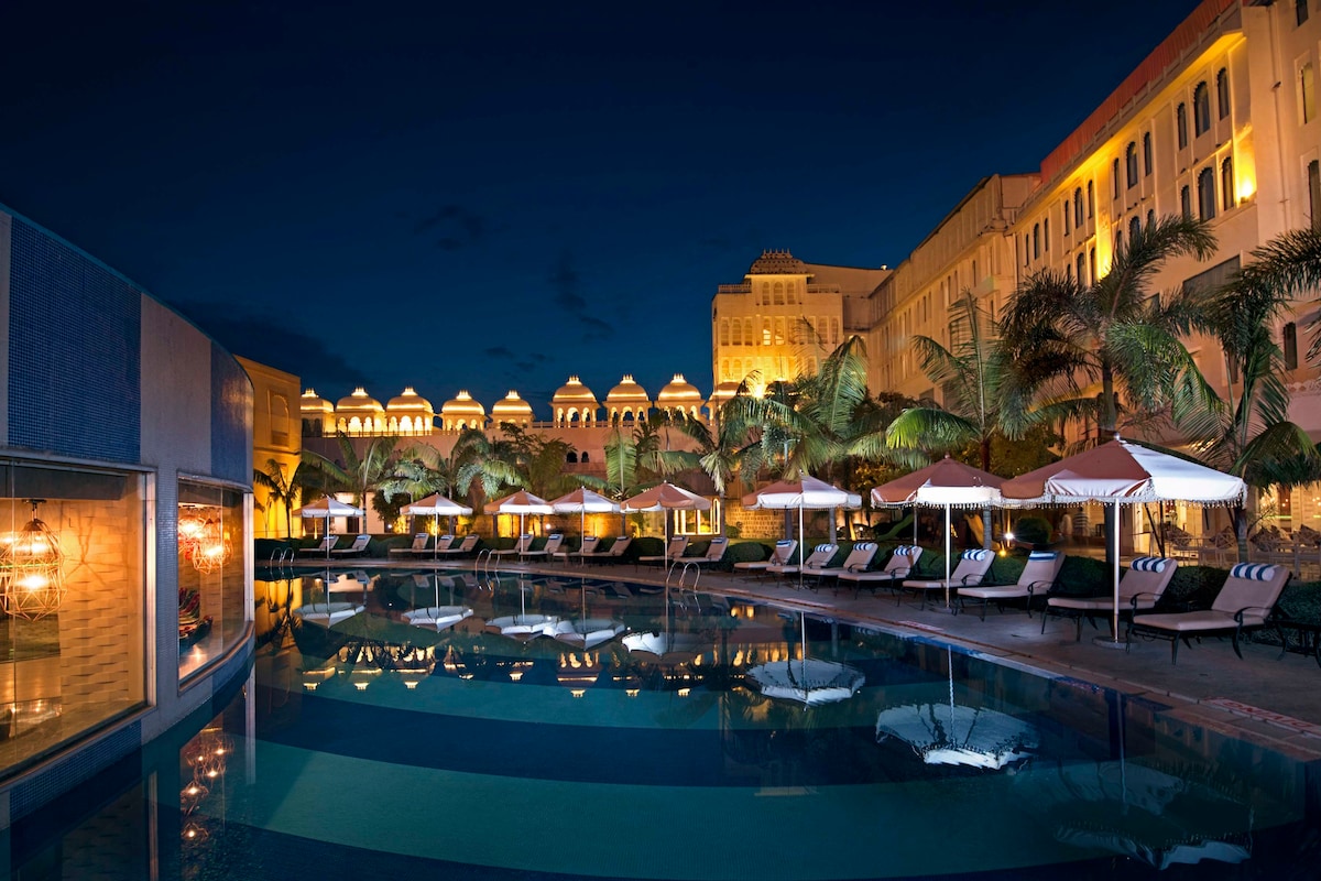 Radisson Blu Udaipur Palace Resort and Spa - Swimming Pool