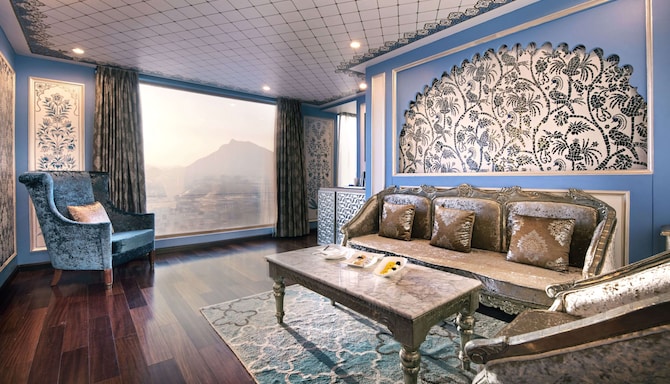 Radisson Blu Udaipur Palace Resort and Spa - Deluxe Suite