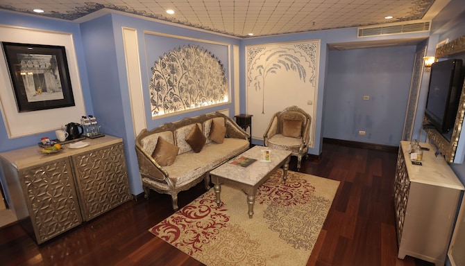Radisson Blu Udaipur Palace Resort and Spa - Deluxe Suite Living room