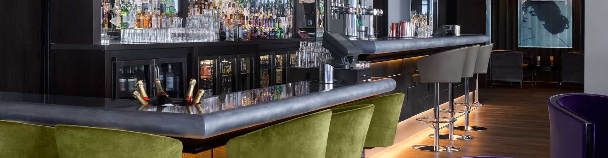 Radisson Blu Waterfront Hotel, Jersey - Bar Waterfront mit Terrasse