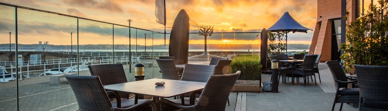 Radisson Blu Waterfront Hotel, Jersey - Waterfront Bar and Terrace