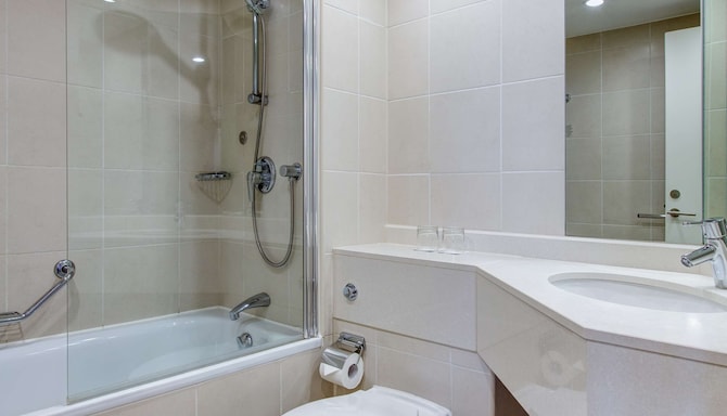 Radisson Blu Waterfront Hotel, Jersey - Guest Room bathroom