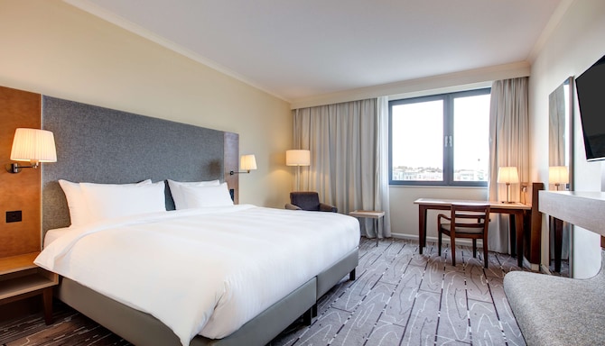 Radisson Blu Waterfront Hotel, Jersey - Standard Room with inland view