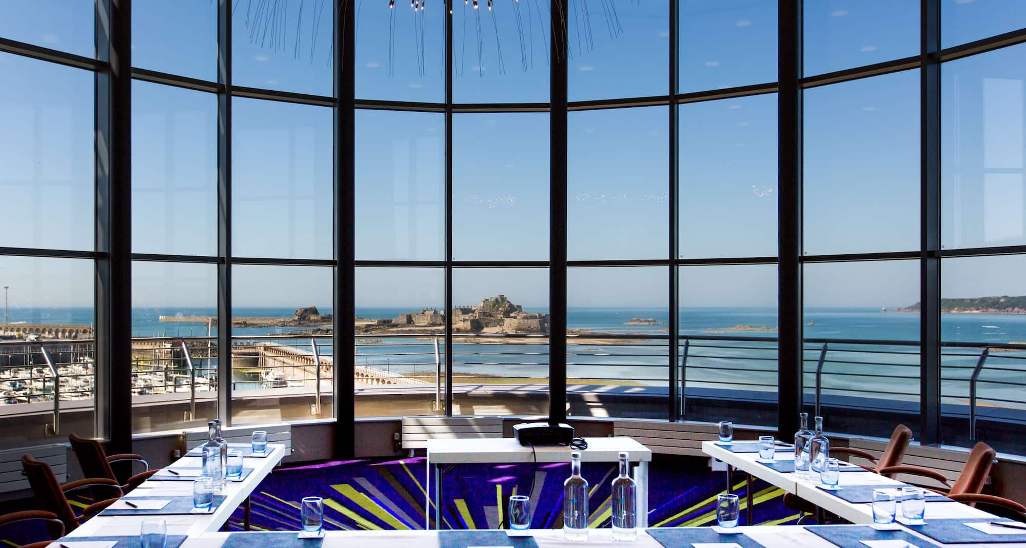 Radisson Blu Waterfront Hotel, Jersey - Tagungsraum Le Hocq mit Bestuhlung in U-Form