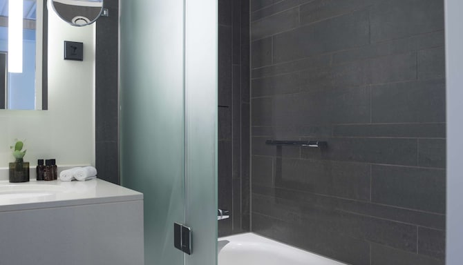 Radisson Blu Waterfront Hotel, Stockholm, A Verified Net Zero Hotel - Guest Room - Bathroom Bathtub