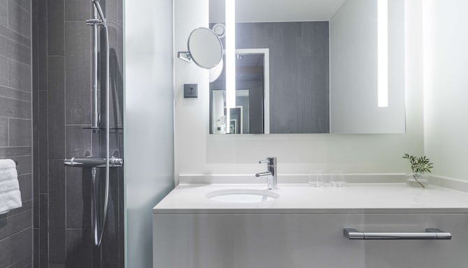 Radisson Blu Waterfront Hotel, Stockholm, A Verified Net Zero Hotel - Guest Room - Bathroom Shower