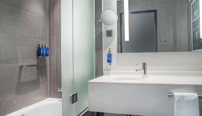 Radisson Blu Waterfront Hotel, Stockholm, A Verified Net Zero Hotel - Guest Room - Bathroom Bathtub