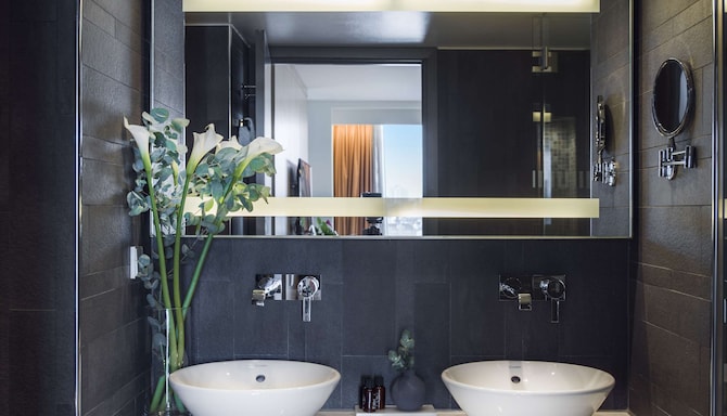 Radisson Blu Waterfront Hotel, Stockholm, A Verified Net Zero Hotel - Suite Bathroom