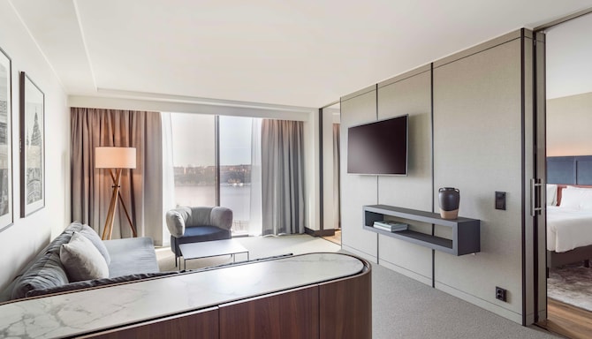 Radisson Blu Waterfront Hotel, Stockholm, A Verified Net Zero Hotel - Suite - Living Room