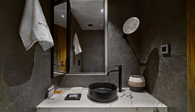 Radisson Blu Zaffron Resort, Santorini - 客房浴室