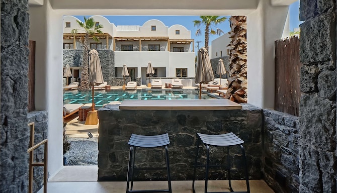 Radisson Blu Zaffron Resort, Santorini - 泳池景色